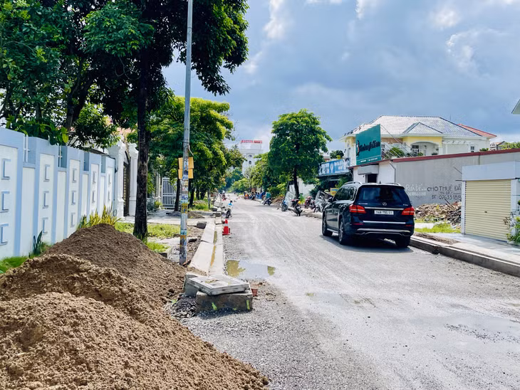 Công ty CP Xây dựng công trình 507 đang tập trung thi công 3 tuyến đường chính để khắc phục tình trạng ngập lụt tại Khu đô thị lấn biển Vựng Đâng (phường Yết Kiêu)