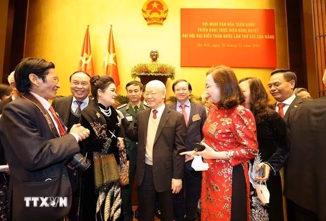 Tổng Bí thư Nguyễn Phú Trọng với đại biểu dự Hội nghị Văn hóa Toàn quốc triển khai thực hiện Nghị quyết Đại hội Đại biểu toàn quốc lần thứ XIII của Đảng (Hà Nội, 24/11/2021). (Ảnh: Trí Dũng/TTXVN)