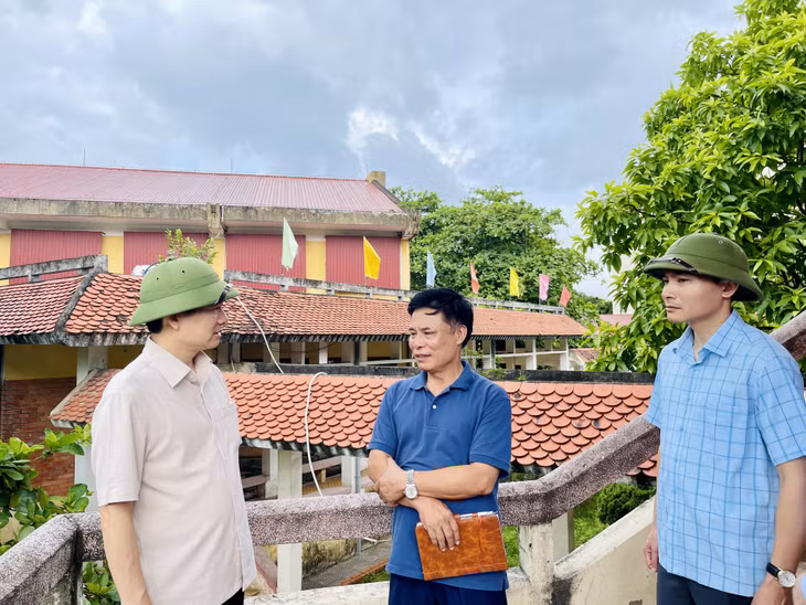 Đồng chí Vũ Quyết Tiến, Bí thư Thành ủy Hạ Long đề nghị lãnh đạo Trường Dân tộc nội trú tỉnh Quảng Ninh phối hợp chặt chẽ với thành phố trong việc GPMB để triển khai dự án Xây mới Trường THCS Trọng Điểm.