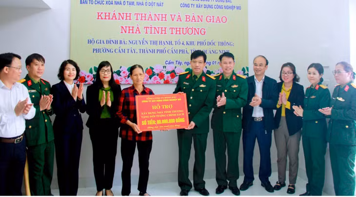 Công ty Xây dựng công nghiệp mỏ bàn giao nhà tình nghĩa cho gia đình bà Nguyễn Thị Hạnh (phường Cẩm Tây, TP Cẩm Phả), hộ gia đình chính sách gặp khó khăn về nhà ở. 