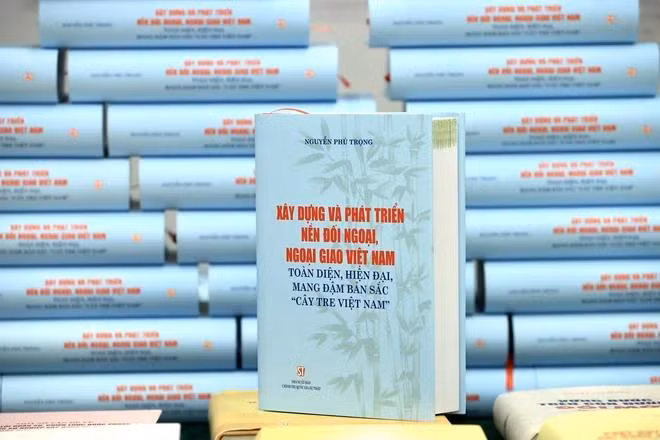 Cuốn sách của Tổng Bí thư Nguyễn Phú Trọng "Xây dựng và phát triển nền đối ngoại, ngoại giao Việt Nam toàn diện, hiện đại, mang đậm bản sắc 'cây tre Việt Nam'." (Ảnh: Lâm Khánh/TTXVN)