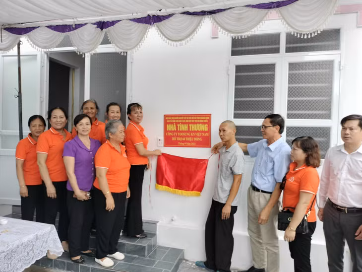 Nhóm cháo Thiện Tâm đại diện cho các nhà hảo tâm trao tặng kinh phí xây nhà tình thương cho hộ có hoàn cảnh khó khăn tại TX Đông Triều. Ảnh: Nhân vật cung cấp