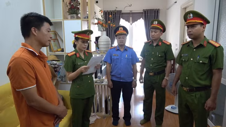 Cơ quan điều tra tống đạt quyết định khởi tố đối với Phạm Hoàng Liên.
