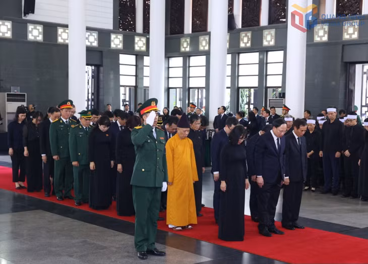 Đoàn đại biểu của Tỉnh ủy, HĐND, UBND, Ủy ban MTTQ tỉnh và Đoàn ĐBQH tỉnh dành một phút mặc niệm tưởng nhớ Tổng Bí thư.
