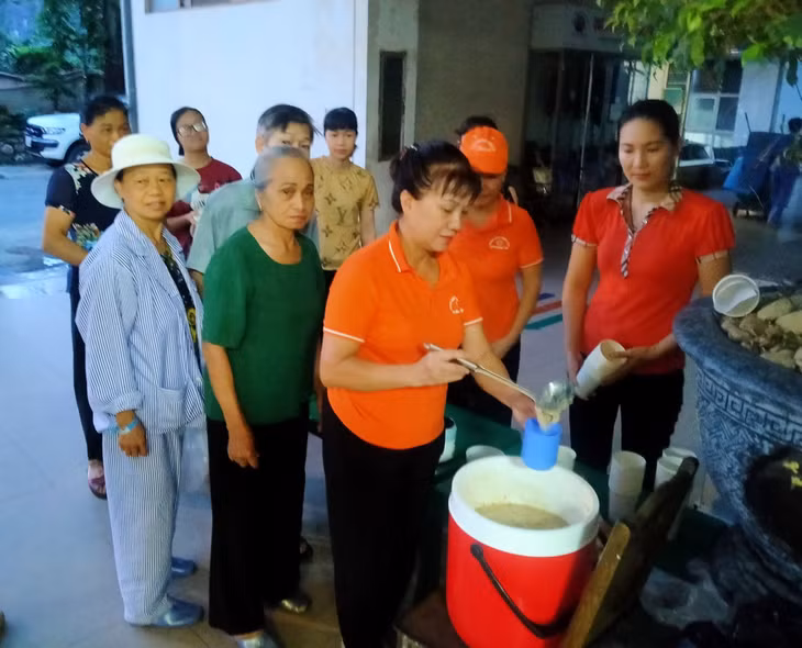 Bà Nguyễn Thị Liên và các thành viên Nhóm cháo Thiện Tâm phát cháo cho bệnh nhân tại Bệnh viện Đa khoa tỉnh từ khoảng 5 giờ sáng mỗi thứ 3 hàng tuần.