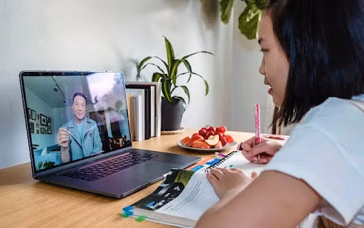 Học hệ đại học từ xa giúp nhiều người có việc làm tốt và cơ hội thăng tiến trong sự nghiệp