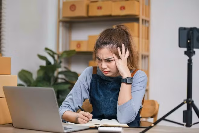Người bán hàng trên các sàn TMĐT "đau đầu" với thuật toán so giá. Ảnh: Vecteezy.