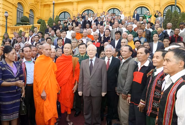 Tổng Bí thư, Chủ tịch nước Nguyễn Phú Trọng với các các già làng, trưởng bản, trưởng dòng họ, người có uy tín tiêu biểu, ngày 21/12/2018 (Ảnh: Phương Hoa - TTXVN)