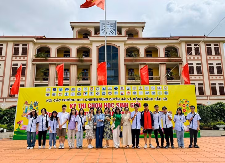 Cán bộ, giáo viên, học sinh Trường THPT Hòn Gai tham dự Kỳ thi chọn học sinh giỏi các trường THPT chuyên Khu vực Duyên hải và Đồng bằng Bắc bộ lần thứ XV năm 2024. Ảnh: Trường THPT Hòn Gai cung cấp
