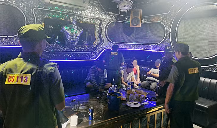 Bên trong phòng 7 quán karaoke Paris - nơi nhiều đối tượng đang phê ma tuý.
