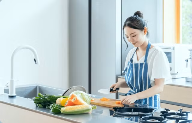 Tự nấu ăn tại nhà tốt cho sức khỏe và tiết kiệm chi phí .