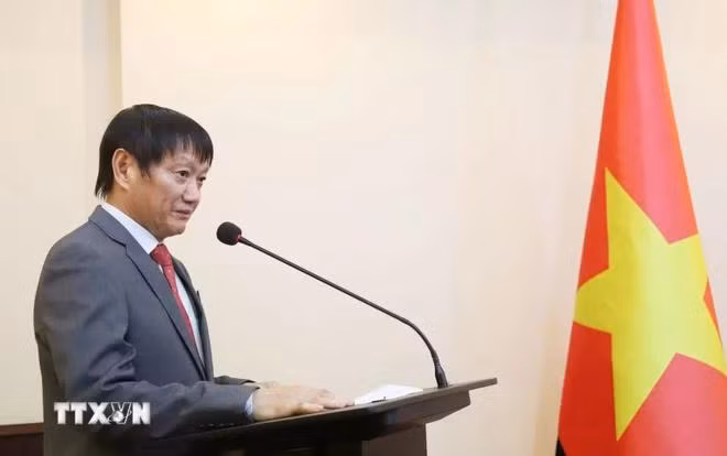 Đại sứ Việt Nam tại Lào Nguyễn Bá Hùng phát biểu tại buổi lễ nhận Huân chương Tự do hạng Ba của Lào. (Ảnh: Xuân Tú/TTXVN)