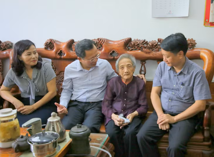 Chủ tịch UBND tỉnh Cao Tường Huy thăm, tặng quà mẹ liệt sĩ Vi Thị Nguyệt (thôn 9, xã Hải Xuân, TP Móng Cái), ngày 23/7/2024. Ảnh: Minh Hà