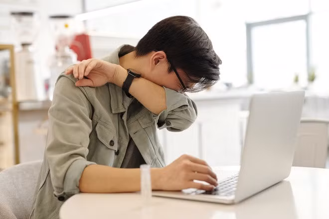 Mệt mỏi, uể oải, kém tập trung... cũng là dấu hiệu khả năng đào thải độc tố của cơ thể kém hiệu quả. Ảnh minh họa.