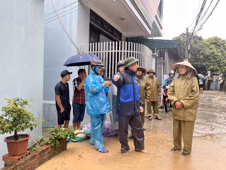 Lực lượng chức năng phường Cao Xanh tìm phương án hỗ trợ các hộ dân bị cô lập di chuyển và khắc phục sạt trượt.