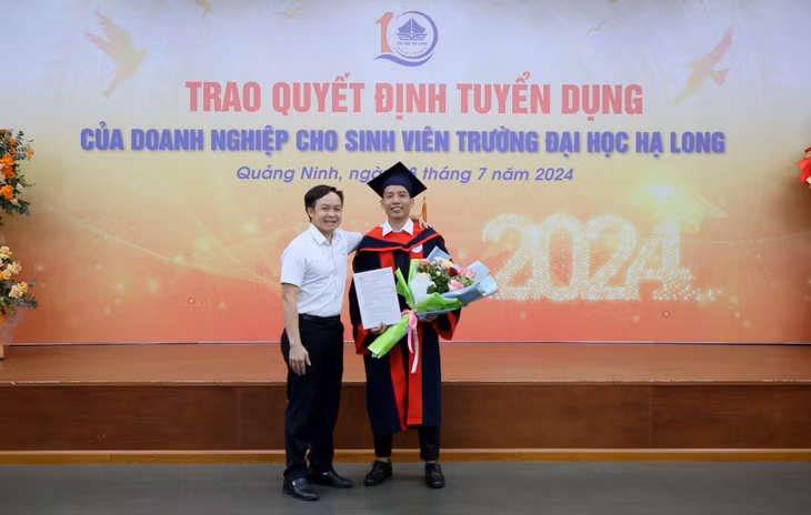 Đại diện Công ty CP Công nghệ dinh dưỡng Việt Nhật trao quyết định tuyển dụng cho tân cử nhân Khát Xaiinphone, sinh viên Đại học ngành Nuôi trồng thủy sản K5.