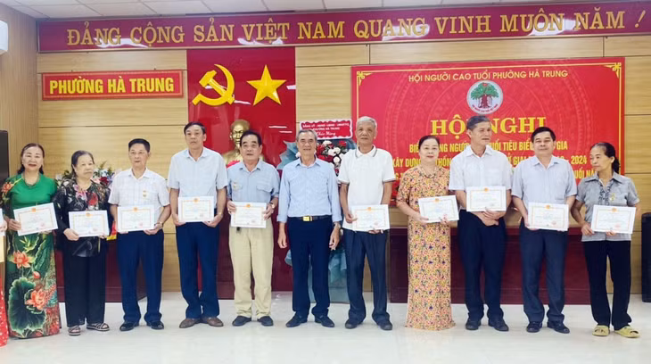 Ban Đại diện Hội NCT TP Hạ Long tặng giấy khen cho NCT tiêu biểu phường Hà Trung.