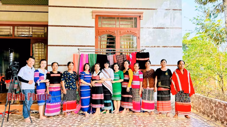 Những bộ trang phục thổ cẩm của Chi hội nghề nghiệp dệt thổ cẩm xã Quang Minh được nhiều người ngợi khen và mặc thử ngay lần đầu nhìn thấy