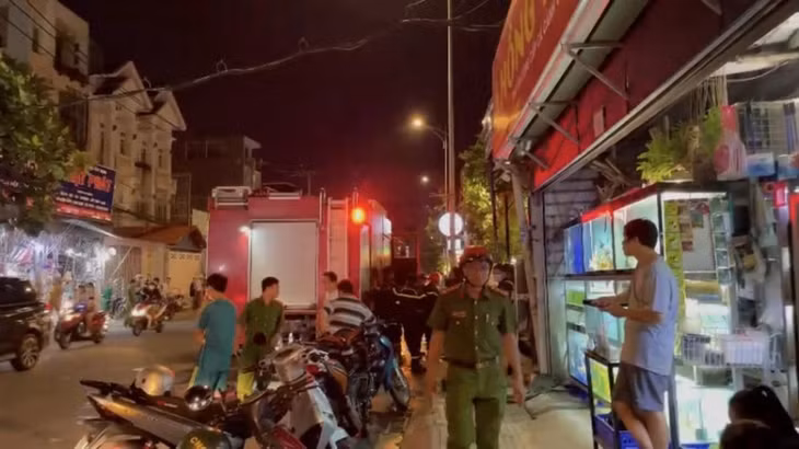 Lực lượng chức năng tại hiện trường khuya 11/7, khu vực chủ quán nhậu ngã khỏi xe, tử vong...