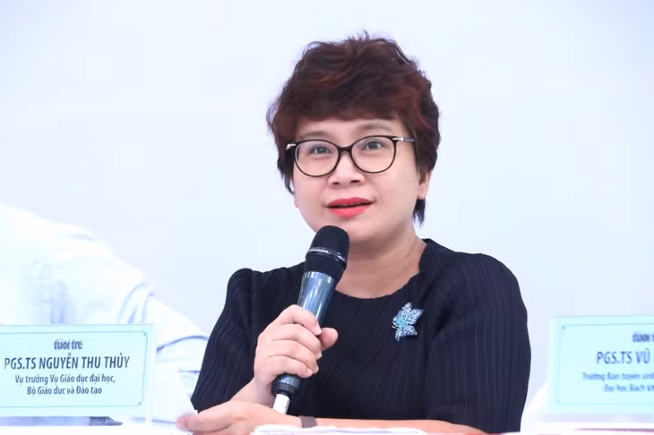 PGS.TS Nguyễn Thu Thủy, Vụ trưởng Vụ Giáo dục Đại học (Bộ GD-ĐT), chia sẻ tại Ngày tư vấn xét tuyển đại học, cao đẳng 2024. Ảnh: Thanh Hùng