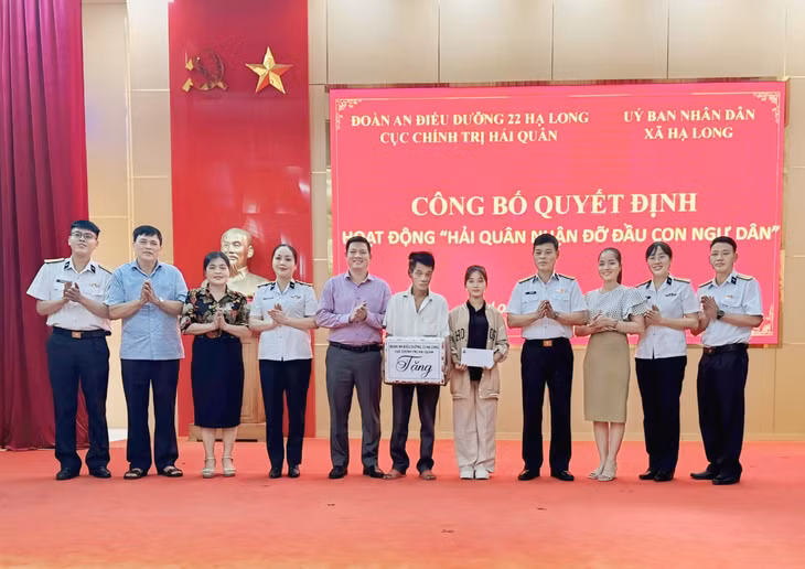 Chỉ huy Đoàn an điều dưỡng 22 Hạ Long tặng quà gia đình ngư dân có con được nhận đỡ đầu.