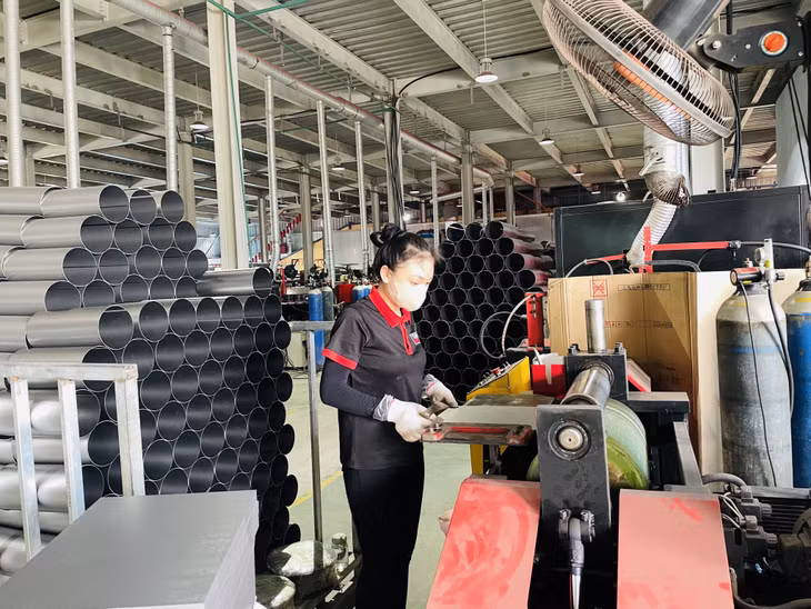 Sản xuất bình cứu hoả tại Công ty TNHH CN Tomoken Việt Nam (CCN Cẩm Thịnh).