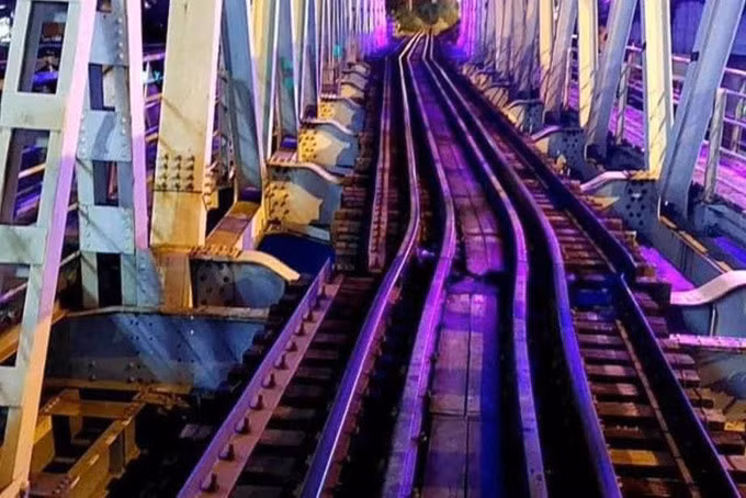 Đường sắt tuyến Hà Nội - Hải Phòng bị lệch, không thể tiếp tục sử dụng. Ảnh: Lê Tân