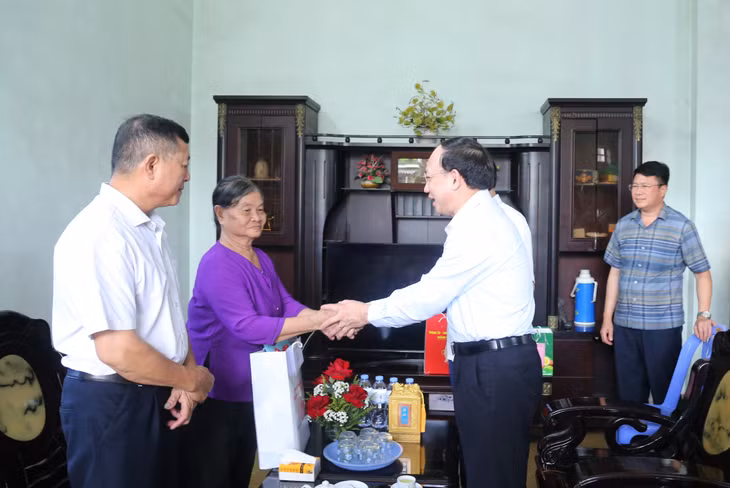 Đồng chí Bí thư Tỉnh ủy, Chủ tịch HĐND tỉnh thăm, tặng quà thân nhân của Liệt sĩ Nguyễn Duy Diệp tại tổ 3, khu Vạn Yên, phường Việt Hưng.