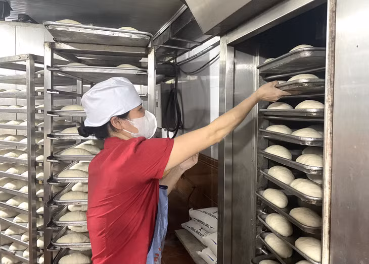 Sản xuất bánh mỳ bổ sung bữa ăn ca cho công nhân tại Công ty Than Mông Dương.