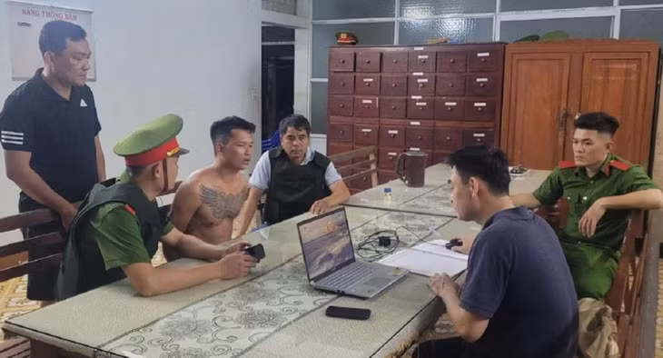 Cơ quan Công an lấy lời khai các đối tượng Trương Trọng Tính (thứ 3 từ trái qua).