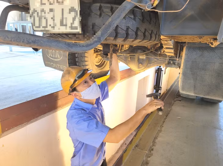 Cục Đăng kiểm VN và các trung tâm đăng kiểm khuyến cáo chủ xe cần tỉnh táo, cảnh giác tránh xa "cò" đăng kiểm để tránh "tiền mất tật mang". (Ảnh minh hoạ).
