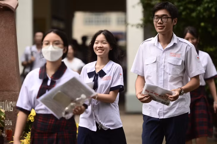 Thí sinh nhẹ nhõm sau giờ làm bài thi. Ảnh: Nguyễn Huế