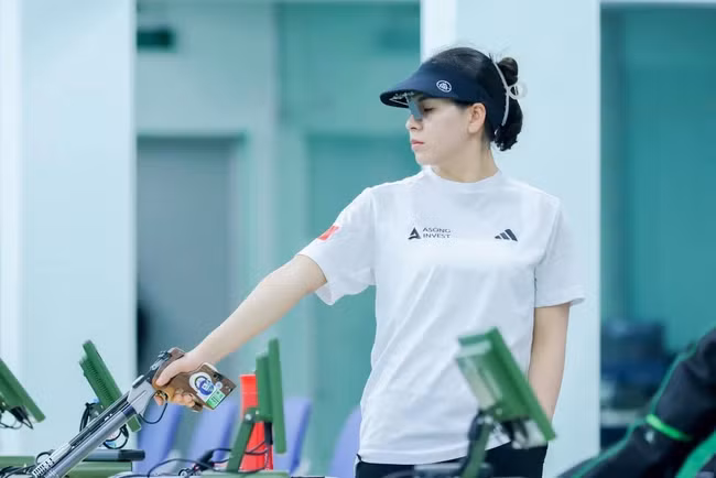Trịnh Thu Vinh thi đấu vòng loại 10m súng ngắn hơi nữ.Ảnh: FB nhân vật
