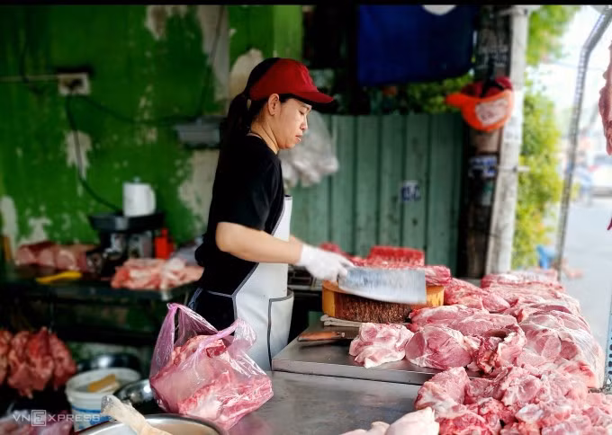 Một cửa hàng thịt heo bên hông chợ Xóm Mới (Gò Vấp) sáng ngày 8/7. Ảnh: Thi Hà