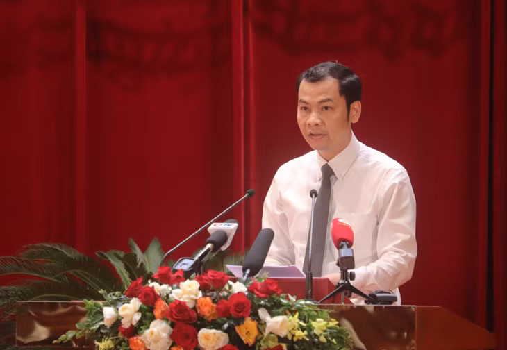 Giám đốc Sở KH&amp;ĐT Phạm Hồng Biên trình bày các tờ trình tại Kỳ họp.