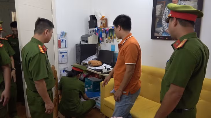 Công an thu giữ nhiều tài liệu khai khống tại nơi ở của Phạm Hoàng Liên.
