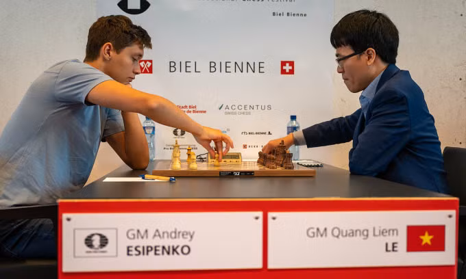 Quang Liêm (phải) trong ván đấu Andrey Esipenko ở Biel Grandmaster hôm 22/7 tại Thuỵ Sĩ. Ảnh: BCF