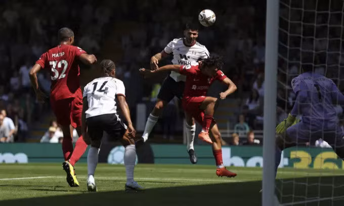 Mitrovic đánh bại Alexander-Arnold để mở tỷ số chô Fulham. Ảnh: AP.