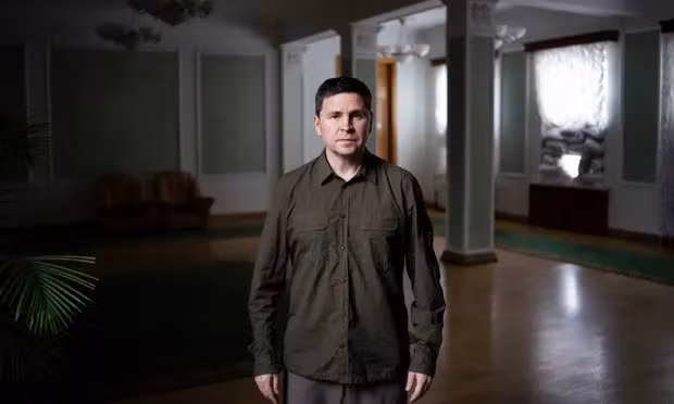 Cố vấn Tổng thống Ukraine Mykhailo Podolyak trong hành langVăn phòng tổng thống ở Kiev. Ảnh: The Guardian
