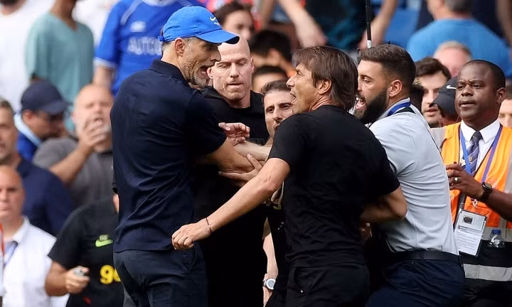 HLV Tuchel và HLV Conte va chạm sau trận đấu.
