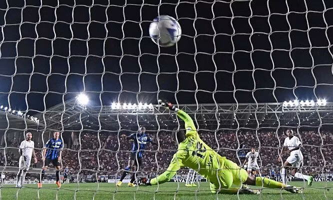 Milan (áo trắng) thủng lưới trước Atalanta ở vòng hai Serie A hôm 21/8, trên sân Gewiss, thành phố Bergamo, vùng Lombardy, Italy. Ảnh: FI