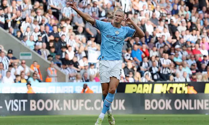 Haaland ăn mừng sau khi rút ngắn tỷ số 2-3 cho Man City. Ảnh: Reuters.