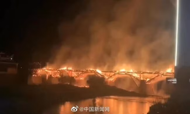 Cầu gỗ Vạn An 900 năm tuổi ở tỉnh Phúc Kiến, Trung Quốc bị thiêu rụi - Ảnh: Weibo/China News Service
