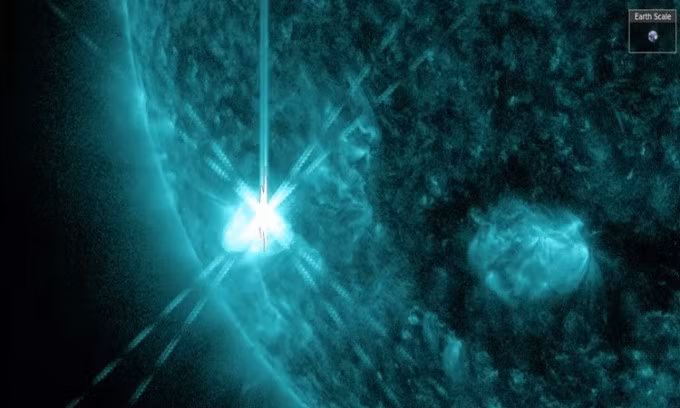 Vết lóa bắn ra từ bề mặt Mặt Trời hôm 26/8. Ảnh: NASA