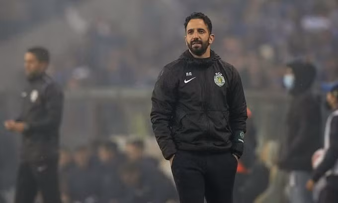 Amorim tỏ ra bất lực trong trận Sporting thua Porto 0-3 ở giải VĐQG Bồ Đào Nha ngày 21/8. Ảnh: Lusa