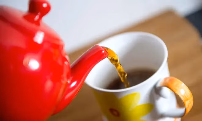 Uống 2 tách trà/ngày vẫn giúp làm giảm khả năng tử vong bất kể tốc độ chuyển hóa caffeine, nhiệt độ hay thành phần trong trà. Ảnh: Guardian.