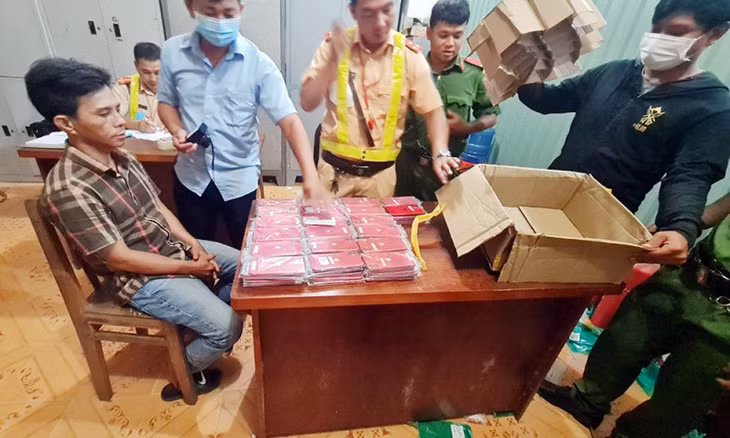 Đối tượng Ngô Văn Tước cùng tang vật.