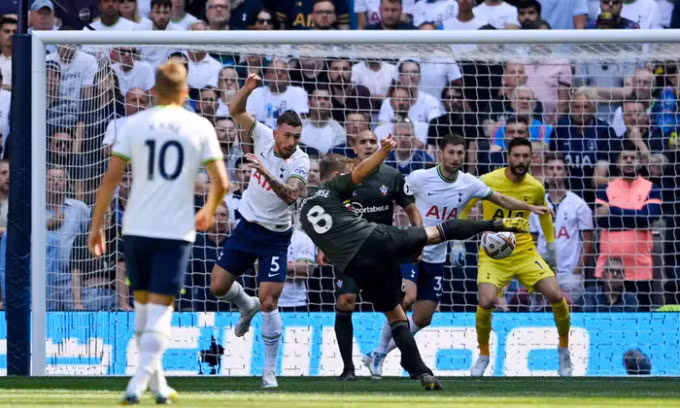 Ward-Prowse mở tỷ số cho Southampton bằng pha vô-lê đập đất đẳng cấp. Ảnh: Reuters.