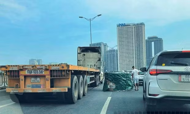 Bo GTVT: Xu ly nghiem vi pham xe cho cuon thep roi xuong duong hinh anh 1