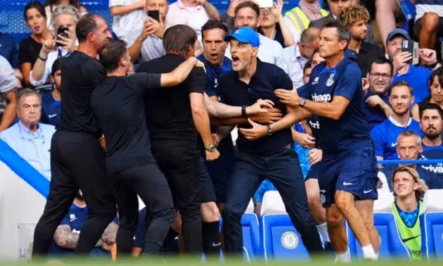 Tuchel và Conte đã lao vào nhau sau khi tiếng còi mãn cuộc vang lên.